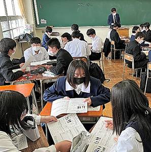 日本史も世界史も、手探りの教員 制服題材に授業、専門外に不安も 高校新科目「歴史総合」